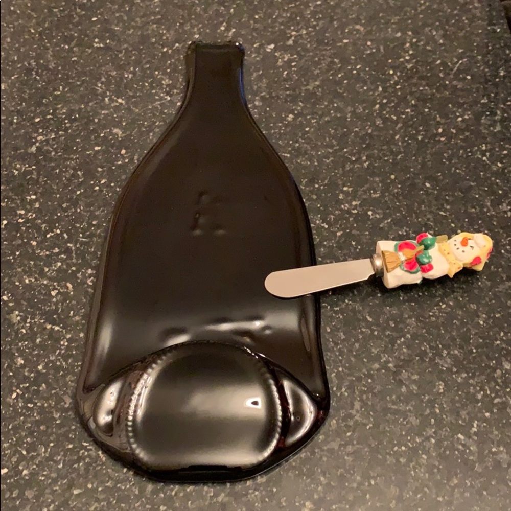 Wine bottle platter with snowman spreader